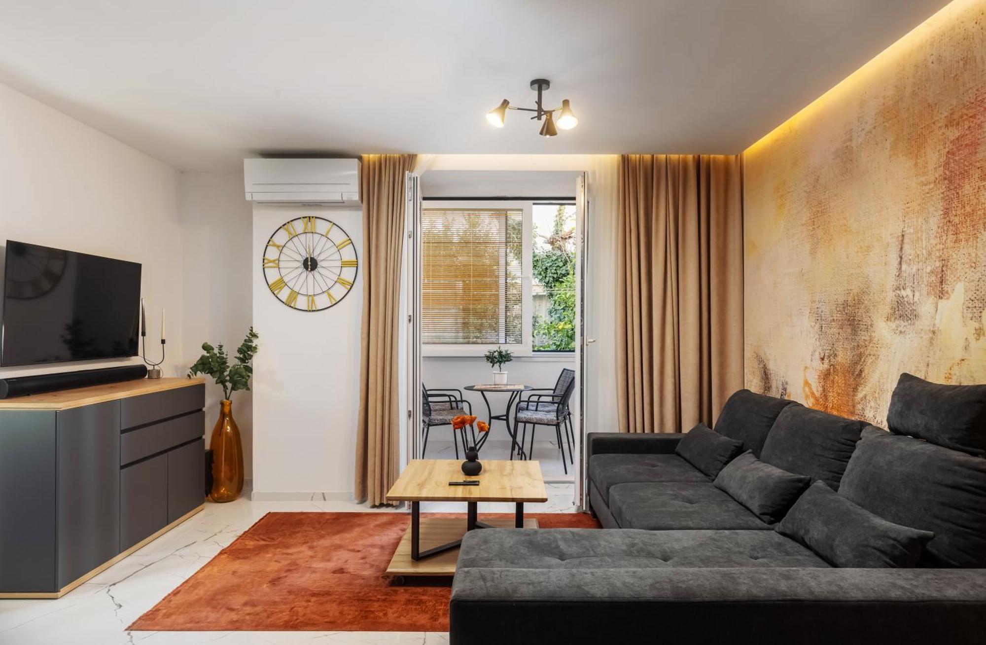 Brand New*city Centre Apart. Kirby Apartment